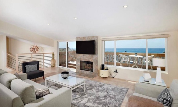 Solana Beach Casa | Casa de pueblo recientemente remodelada y diseñada de manera contemporánea con fabulosas vistas al mar.