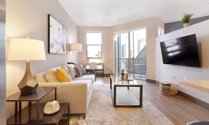 Capitol Hill Apartamento | Contemporary 1BR, in unit Washer/Dryer, parking with all amenities!