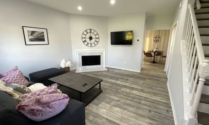 Herndon Casa | Contemporary 2 BEDR, 2 LVL Home, Designer Kitchen, Office + 1 Gig Internet Speed ⚡