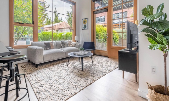 Uptown Apartamento | Contemporary 2 BR Apartment in Portland + Parking