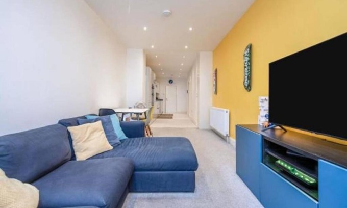 West Hendon Apartamento | Contemporary 3 Bed Apartment in Hendon Central.