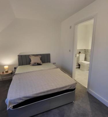 Rotherham Casa | Contemporary 3-Bedroom Home Quiet Rotherham Location with Parking