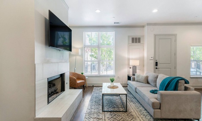 Highland Park Apartamento | Contemporary 3BR, in unit Washer/Dryer, FREE parking with all amenities!