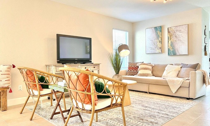 Wetmore Casa | Contemporary 4-Bed Home Steps from Downtown & ATT Center