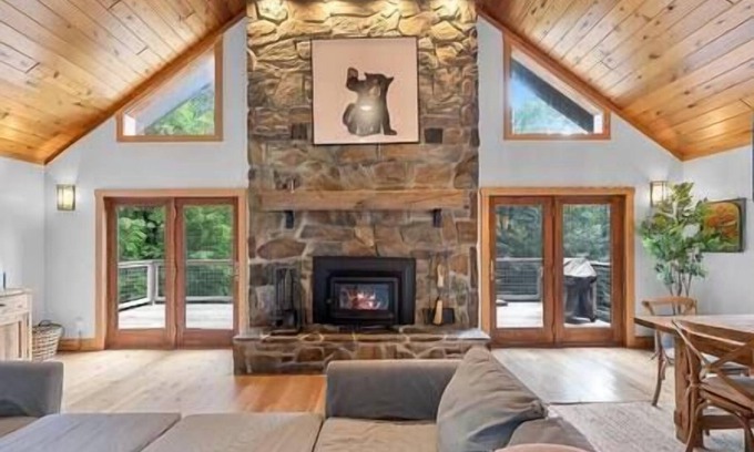 Stowe Area Chalet De Esquí | Contemporary Chalet - Open floor plan - Location!