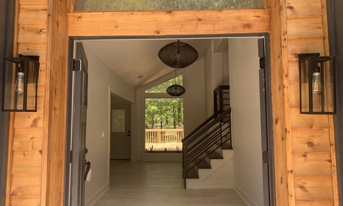 Belden Casa | Contemporary Charm near Elvis Presley’s Birthplace - Sleeps 12