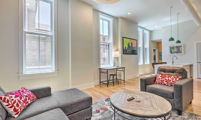 Central Business District Apartamento | Contemporary Cincinnati Condo - Pets Allowed!