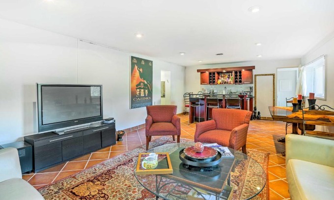 Silverton Apartamento | Contemporary Cincinnati Apt with WiFi, Near Kenwood!