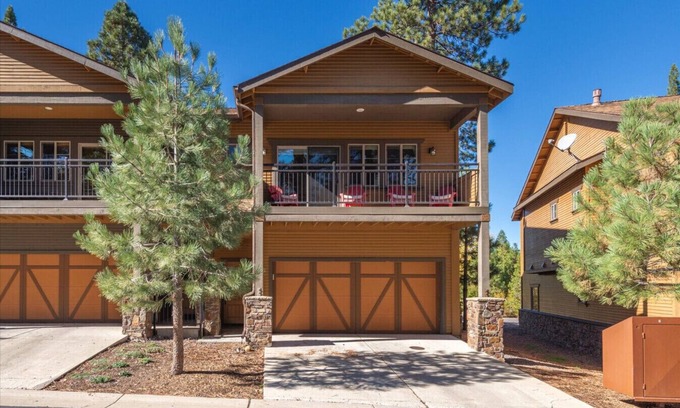 Truckee Casa | Contemporary clean Truckee townhome 3BDR/2.5BA