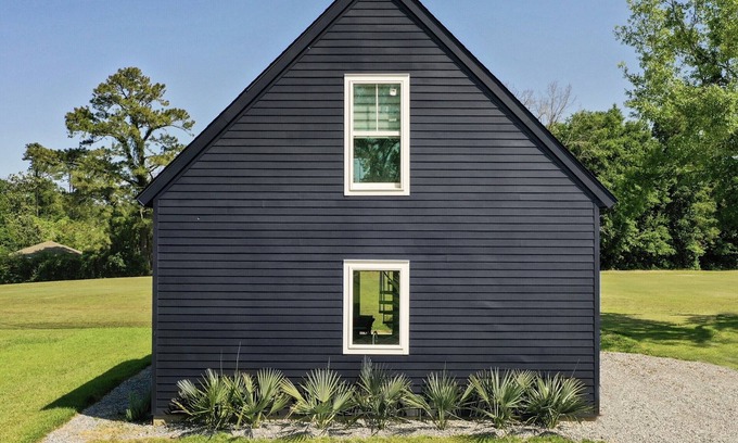 Gulf Hills Cabaña | Contemporary coastal cottage