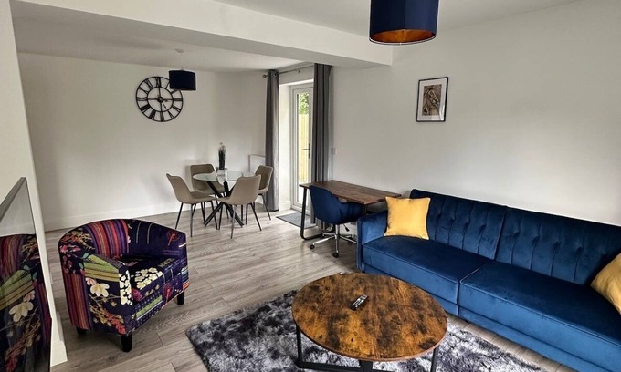 Guildford Casa | Contemporary Comfort: 2-BD Home