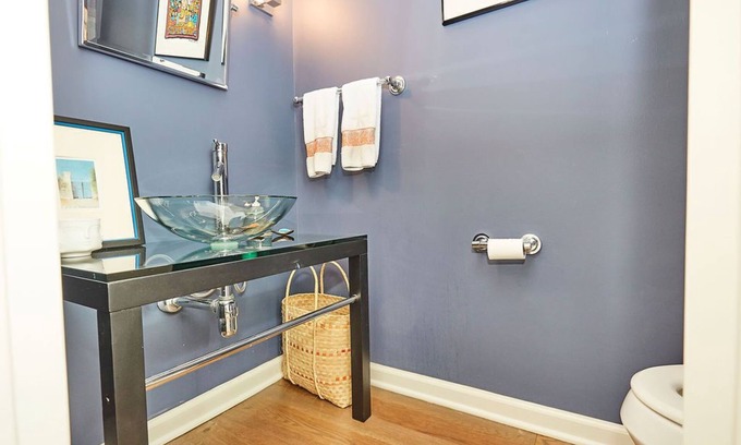 Norwalk Condominio | Contemporary Condo close to town, metro north and beach