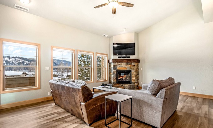 Dover Bay Condominio | Contemporary Condo Near Downtown & Lake Access w/ Balcony & Central A/C