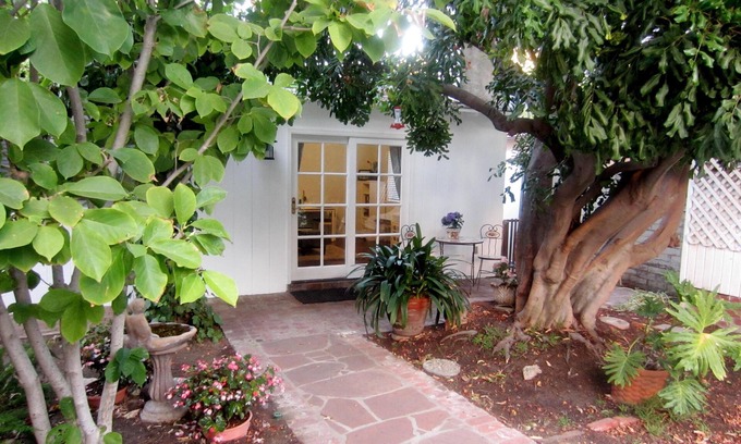 Sherman Oaks Cabaña | Nuestra Casa contemporánea con piscina: exterior y contemporánea con Encanto en el interior!