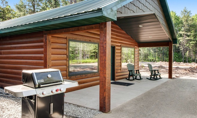 Conover Casa | Contemporary dog-friendly cabins with hot tub, fireplaces, patios, & washers + dryers
