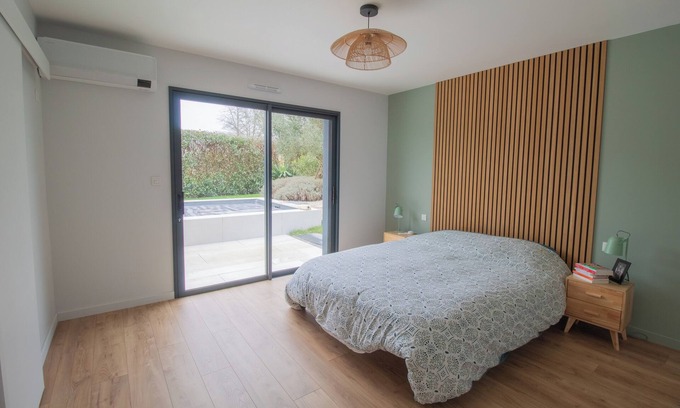 Prinquiau Casa | Contemporary family home with outdoor pool and garden