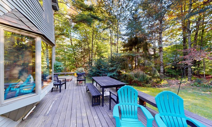 Forest Farms Casa | Contemporary gem with fireplace, large deck, grill, private hot tub & mtn views