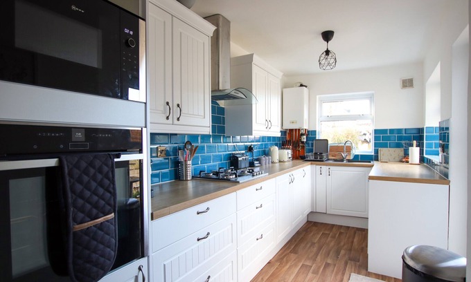 Easton Casa | Contemporary Home in Friendly Easton - Free Parking