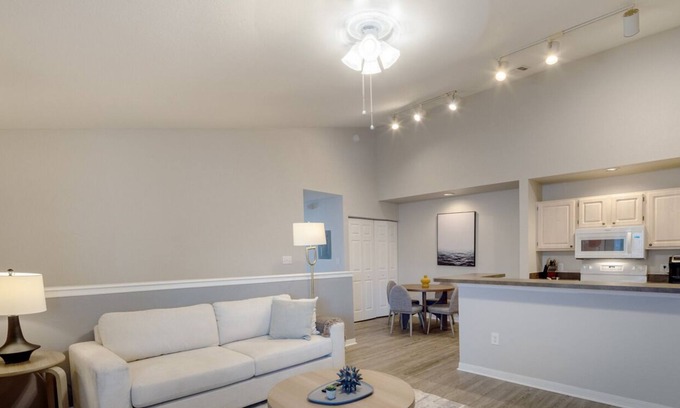 Palm Harbor Apartamento | Contemporary large 3BR, in unit Washer/Dryer, FREE parking with all amenities!