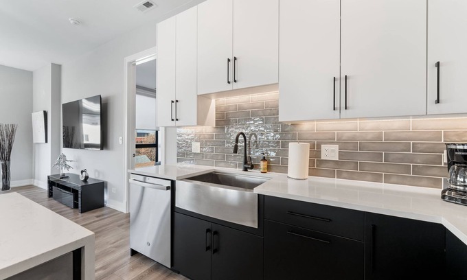 Lower West Side Apartamento | Contemporary Luxury: New 3BR/2BA Stylish Haven