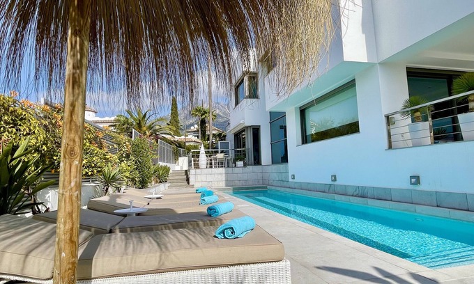 Marbella Villa | Villa contemporánea de lujo en Marbella con terraza con vista de 360 grados,