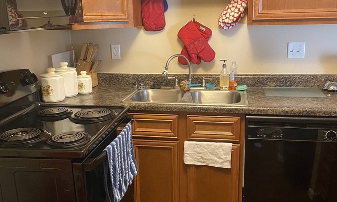 St. Charles Apartamento | Contemporary modern furnished studio apt.