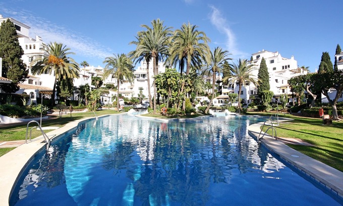 Nueva Andalucia Condominio | ¡A pocos minutos a pie del Centro Plaza y Puerto Banús!