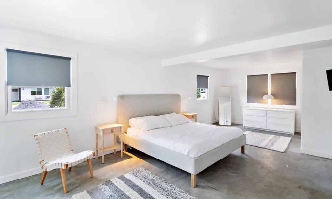 Stowe Area Hotel | Contemporary Room w/ Tea Station Near Von Trapp Lodge! Outdoor Pool