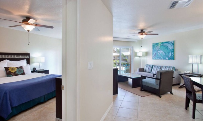 Crystal Harbour Complejo | Contemporary Seaside Retreat! 4 Great Units w/Full Kitchens, Close to Camana Bay