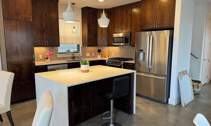Red River Cultural District Casa | Contemporary & Spacious Rental Near Downtown & UT: Perfect for Short Stays!