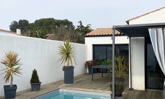 Quartier d'Orbigny Casa | Contemporary with swimming pool near the beach