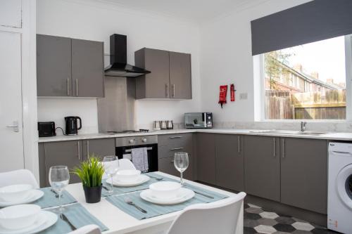 Blyth Casa | Contractor and Relocation Haven Sleeps 10 with Parking and Superfast WiFi
