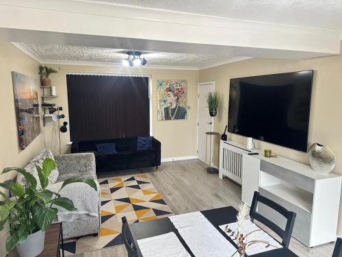 Strood Casa | Contractor-Friendly 3-Bed Home in Strood, Kent with Free Parking