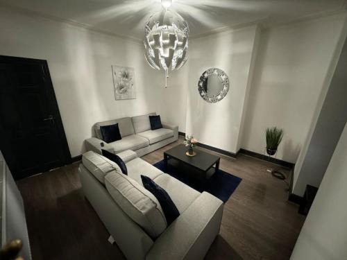 Harehills Casa | Contractors, Groups 4xBedRooms 5xDouble Beds, Close to City free parking sleeps x 10 WiFi ,Netflix,LGI Check Reviwz