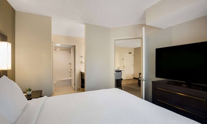 Mount Tabor Apartamento | Convenient Location! Full Kitchen, Free Parking, Pets Allowed, Inddor Pool!