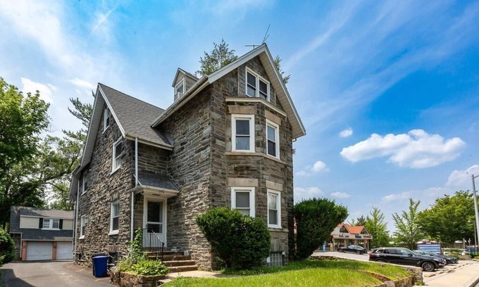 Bryn Mawr Apartamento | Convenience & comfort awaits in this stylish 2-Bed/2-Bath in the heart of The Main Line.