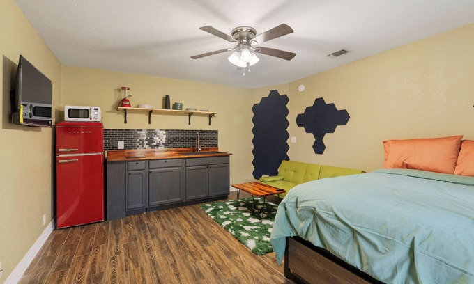 Pine Forest Apartamento | Convenience in Central Pensacola, Pet Friendly!