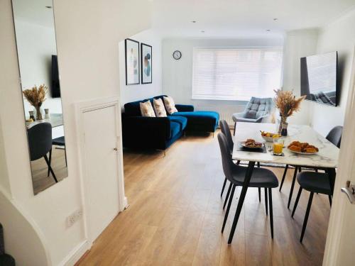 Taunton Casa | Convenient 2 Bedroom Home with Parking in Taunton