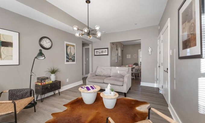 Meridian-Kessler Apartamento | Convenient 2BR Near Convention & Hospitals