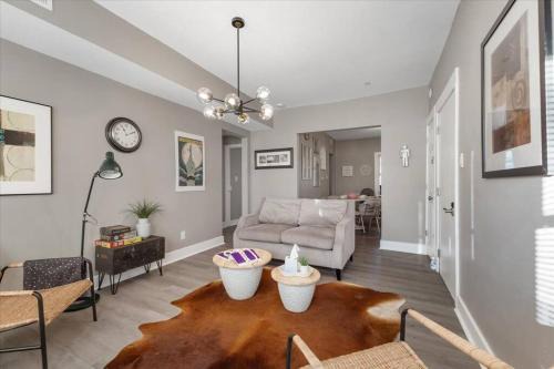 Meridian-Kessler Apartamento | Convenient 2BR Near Convention & Hospitals