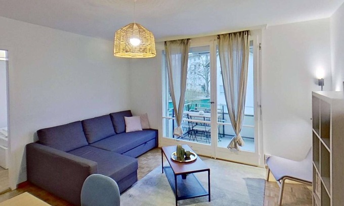 Seebach Apartamento | Convenient 2BR Stay with Easy Transport