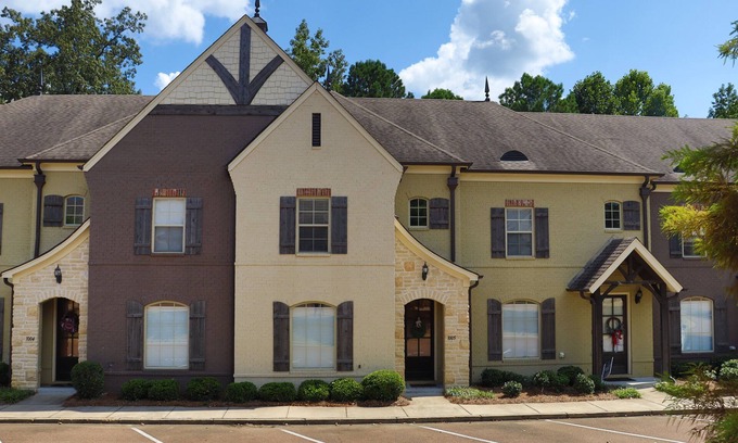 Oxford Condominio | Convenient 3B/3.5BA, two miles from The Square and Campus