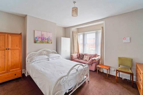 Wolverhampton Casa | Convenient 4 Bed Homely Retreat in Wolverhampton