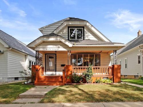 Milwaukee Casa | Convenient 5 bedroomMetro Milwaukee Brewers!