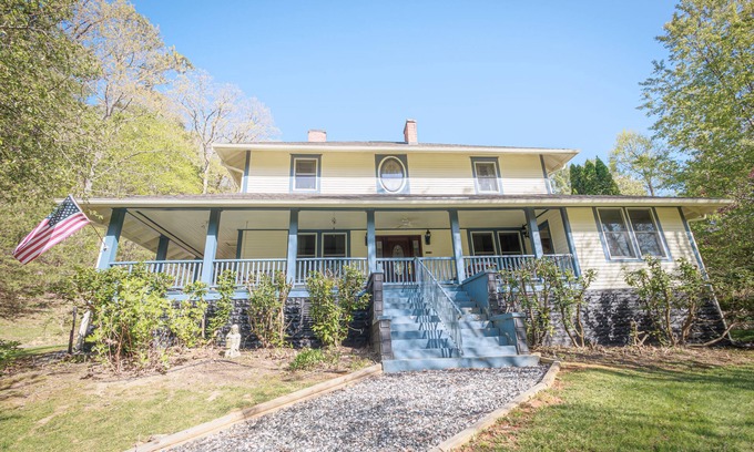 Mars Hill Otro | Convenient and Historic Farmhouse with modern amenities, sleeps 17