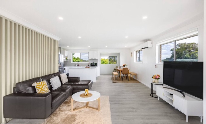 Robertson Casa | Convenient Comfort: 4BR near Malls and Transport!