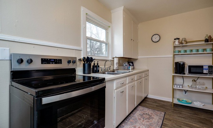 Fairborn Casa | Convenient Cozy Boho Cottage