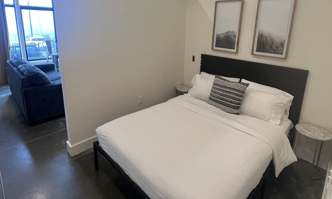Jonesboro Apartamento | Convenient downtown loft perfect for work trips