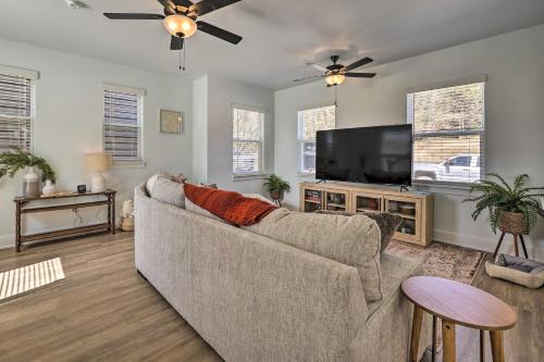 Fayetteville Casa | Convenient Fayetteville Home - 3 Mi to Town!