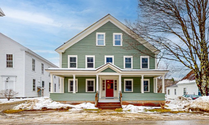 Weston Casa | Convenient in-town house, river view, dog-friendly, deck, kitchen, w/d, TV, wifi
